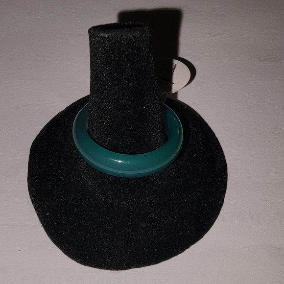 NEW GREEN GLASS RING BAND. - Picture 1 of 3